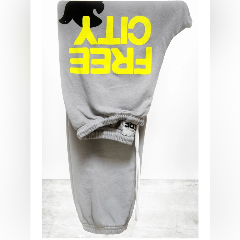 FREECITY Large Sweatpant In Silver Rock
